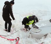 Спасли от обморожения застрявшего в сугробе водителя бердские спасатели