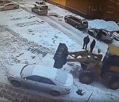 Убирая снег во дворе дома в Бердске, погрузчик зацепил припаркованную «Тойоту»
