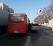 Автобус №6 из Бердска протаранил легковушку на трассе Р-256