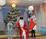 Полицейский Дед Мороз и Снегурочка посетили воспитанников детского сада в Новосибирской области