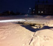 Неизвестная спецтехника свалила столб по дороге на Белокаменный в Бердске