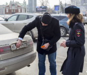 Гаишники Новосибирска раздали водителям грязных машин влажные салфетки