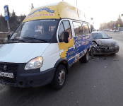 В ДТП с маршруткой в Бердске попала женщина на легковушке с 12-летней дочерью