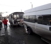 Автобус №4 «догнал» маршрутку №325 в Бердске