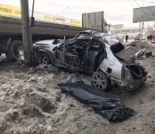 В жёстком столкновении с грузовиком и столбом погиб пассажир легковушки в Новосибирске
