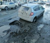«Хонда» провалилась в промоину на улице Первомайская в Бердске