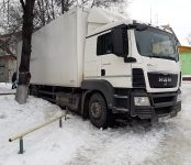 Фура из Барнаула пробила бензобак во дворе в Бердске