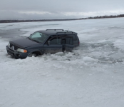 Автомобиль провалился под лёд в Новосибирской области