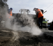Опасные ямы на Бердском шоссе закатали горячим асфальтом