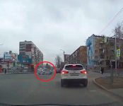 Видео: Патрульный авто нарушает ПДД в Бердске