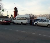 Фура уложила 20 метров дорожного ограждения на трассе Р-256 в Бердске