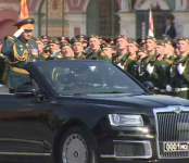 Министр обороны России выехал на репетицию парада Победы на кабриолете Aurus Senat