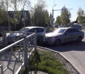 Из-за «некорректного светофора» в Бердске столкнулись «Мерседес» и «ДЭУ» (видео)