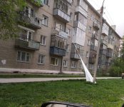 Металлопрофиль свалился с крыши дома на тротуар в Бердске