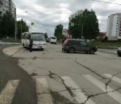 Служебный автобус врезался в кроссовер на перекрёстке в Бердске