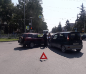 «Тойота» повредила стойку в ДТП в центре Бердска