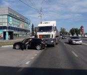 «МАЗ-бензовоз» едва не снёс легковой «Опель» на трассе в Бердске