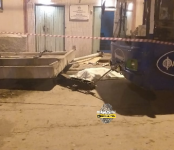 Женщина погибла под железобетонной плитой в троллейбусном парке в Новосибирске