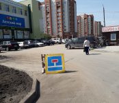 Не прошло и месяца: Коммунальщики засыпали землёй провал на дороге в Бердске