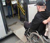 Только в один автобус с пандусами в Бердске инвалиды-колясочники смогли подняться без посторонней помощи