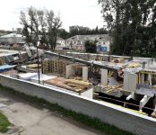 Завалился автокран на стройке в Бердске (видео)