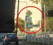 Дорожные знаки на перекрёстке Лунная-Космическая в Бердске закрывают сигналы светофора