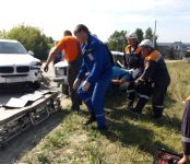 Вчерашнее ДТП по дороге в Морозово: Разрезали «жигули» после столкновения с BMW  спасатели из Бердска