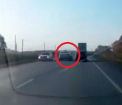 Опасный ездок на «Шевроле» попал на видеорегистратор на трассе Р-256 недалеко от Бердска