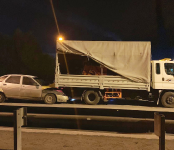 Водитель на легковушке совершил столкновение с грузовиком на трассе в Бердске