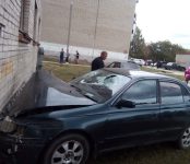 Горе-гонщик на «Короне» врезался в стену 5-этажки в Бердске