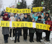 Автоинспекторы и школьники Бердска провели акцию «Уважайте ПДД – не случится ДТП!»