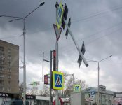Едва не свалился на головы пешеходов дорожный указатель в центре Бердске