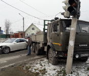 КамАЗ протаранил «Мерседес» на перекрёстке с неработающим светофором в Бердске