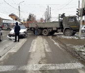 КамАЗ протаранил «Мерседес» на перекрёстке с неработающим светофором в Бердске