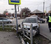Мужчина на Ford Focus снёс ограждение на перекрёстке в Бердске
