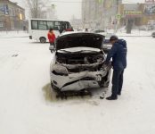 Тройное ДТП на завьюженном перекрёстке в Бердске: обошлось без пострадавших
