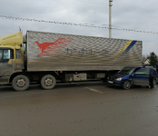 Фура уложила 20 метров дорожного ограждения на трассе Р-256 в Бердске