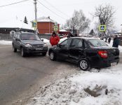 Автоледи на «Ладе» не пропустила внедорожник на перекрёстке в Бердске