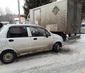 Легковой Daewoo Matiz въехал в борт грузового ISUZU в Бердске