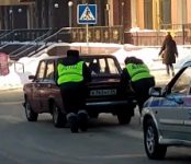 Инспекторы ДПС завели заглохшую машину в центре Новосибирска