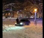 Катались безнаказанно на авто по тротуару центральной площади Новосибирска