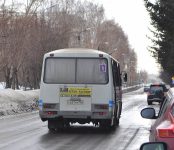 Хулиганы сняли с пассажира куртку в автобусе в Бердске, а потом помирились с ним