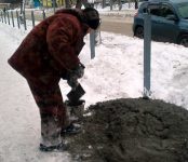 Забетонировали в снег столбики под «могильные оградки» в центре Бердска
