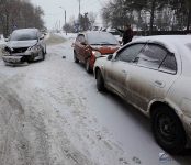 «Свидетель»: Девушка на Toyota Ipsum устроила тройное ДТП в Бердске