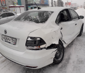 «Гонщик» на Volkswagen жёстко протаранил Ford на трассе в Бердске и сбежал с места происшествия