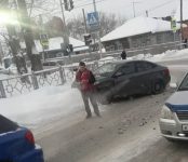 Таксист из UBER протаранил Subaru Impreza на перекрёстке в Бердске