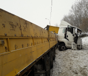 Серьёзно пострадал дальнобойщик из Барнаула в тройном ДТП на трассе в Бердске