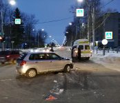 Маршрутка №12 протаранила «Мазду» на перекрёстке в центре Бердска