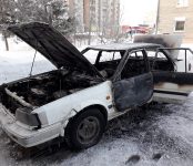 Из-за короткого замыкания в печке в Бердске сгорел дотла Nissan Auster