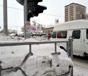 Из-за сугроба автомобиль чуть не сбил пешеходов на перекрёстке в Бердске